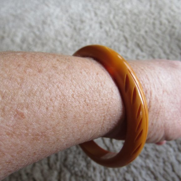 Butterscotch Carved Bakelite Bangle Tested - Picture 5 of 5